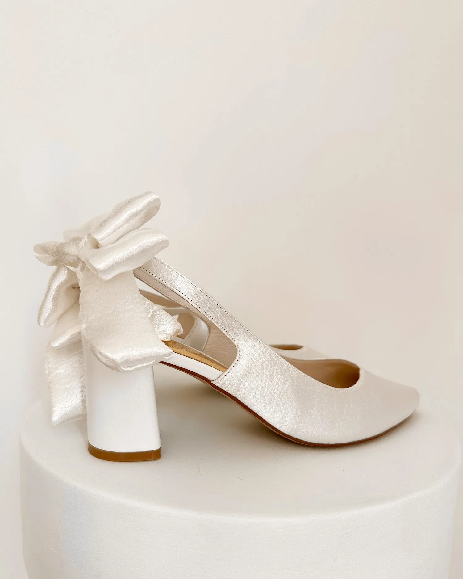 GARDENIA - CLOSED TOE SATIN BRIDAL HEELS WITH BOW